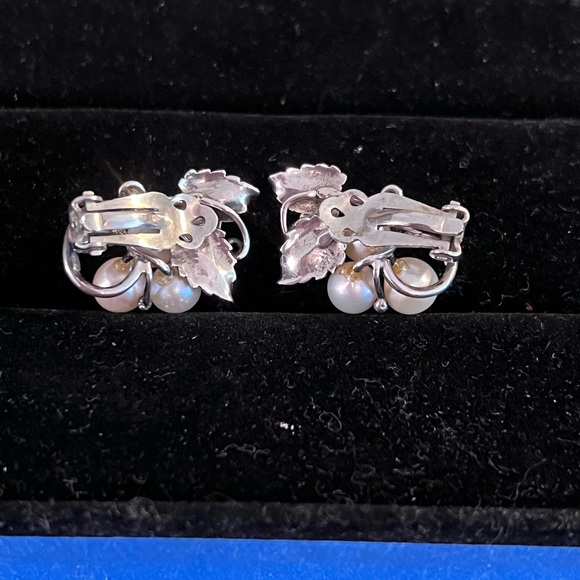 Elegant Ming’s Sterling Silver and Pearl Leaf Clip on  Earrings - Picture 7 of 8